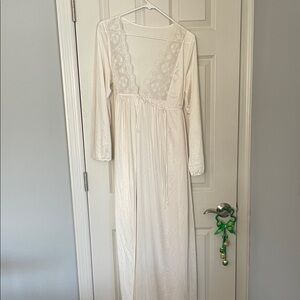Elegant Cream Lace pegnoir nightgown and robe set